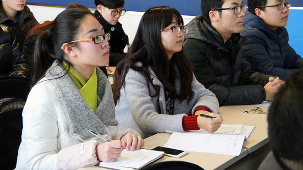 校党委副书记、纪委书记周小浦为玩偶姐姐
第八届青马工程训练营学员作专题讲座