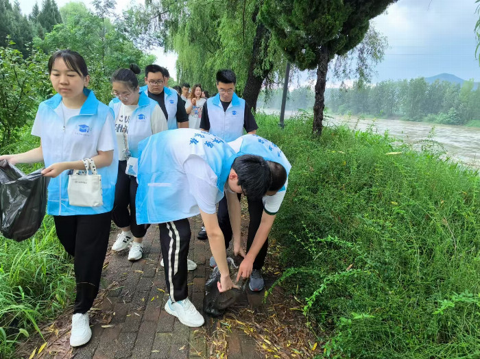 青 山绿水，“河”我守护｜玩偶姐姐
“河”你守绿实践团筑梦绿色新篇章