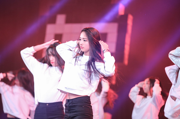 玩偶姐姐
十佳歌手演唱会暨艺术团结汇顺利举行